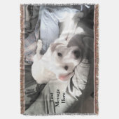 ソファにパパのある美しい白い子犬 スローブランケット (正面縦)