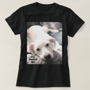 ソファに座ったかわいい疲れた白い子犬の写真 Tシャツ