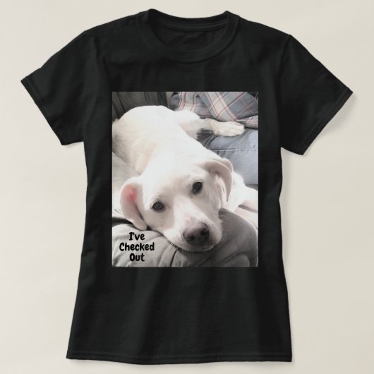 ソファに座ったかわいい疲れた白い子犬の写真 Tシャツ (デザイン正面)