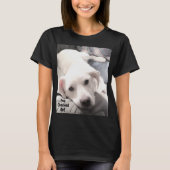 ソファに座ったかわいい疲れた白い子犬の写真 Tシャツ (正面)