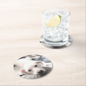 ソファに座ったかわいい疲れた白犬のパパ ラウンドペーパーコースター (インサイチュ)