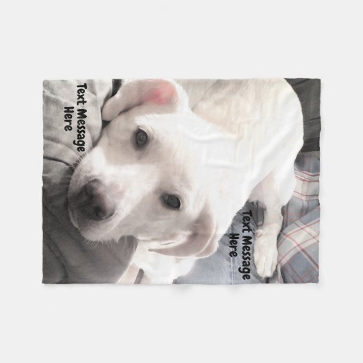 ソファに座った可愛い白い子犬のパパの写真 フリースブランケット (正面(横))