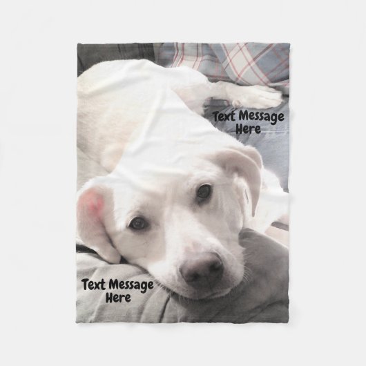 ソファに座った可愛い白い子犬のパパの写真 フリースブランケット (正面)