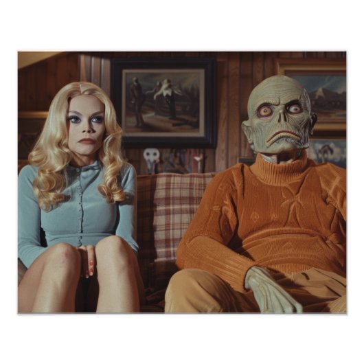 ソファに座った70年代の怪物と女 フォトプリント            (正面)