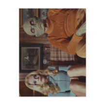 ソファに座った70年代の怪物と女