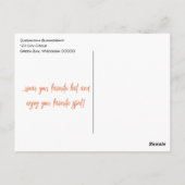 ソファに座るサンハット姿のユーモラスな猫の誕生日カード ポストカード (裏面)