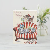 ソファに贈り物を置いたヴィンテージのクリスマスの子猫 シーズンカード (スタンド正面)