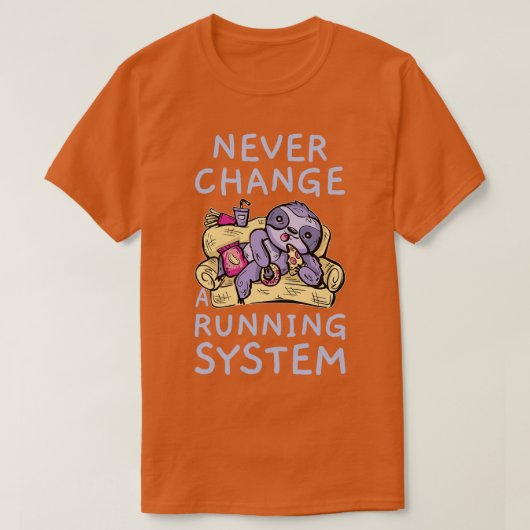 ソファの上でファストフードが食い物を食べる Tシャツ (デザイン正面)