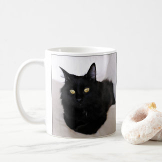 ソファリラックスに座った黒猫 コーヒーマグカップ