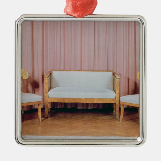 ソファーおよび2脚の椅子のKarelian樺の木1810-20年 メタルオーナメント (正面)