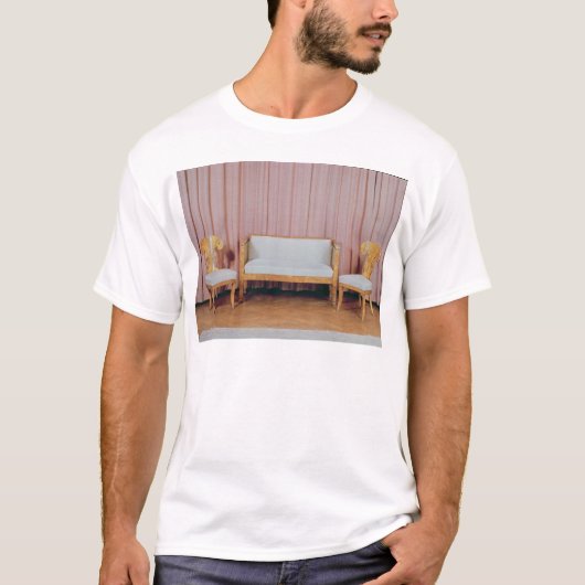 ソファーおよび2脚の椅子のKarelian樺の木1810-20年 Tシャツ (正面)