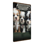 ソファーでくつろぐ超かわいい子犬たち 2 ミニクリップボード (アングル)