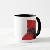 ソファーにあるラブラドールの身に着けているヘッドホーン マグカップ (正面右)