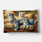 ソファーに寝る猫たち – かわいいヴィンテージの姿 アクセサリーポーチ (裏面)