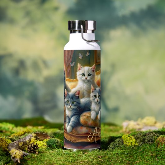ソファーに寝る猫たち – かわいいヴィンテージの姿 ウォーターボトル (アウトドア)