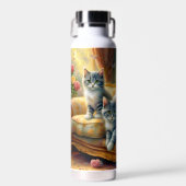 ソファーに寝る猫たち – かわいいヴィンテージの姿 ウォーターボトル (正面)