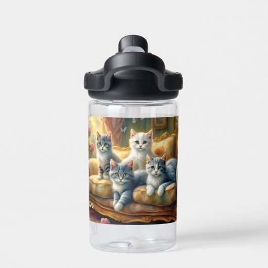 ソファーに寝る猫たち – かわいいヴィンテージの姿 ウォーターボトル (背面)