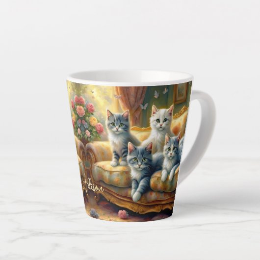 ソファーに寝る猫たち – かわいいヴィンテージの姿 カフェラテマグ (右アングル)