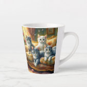 ソファーに寝る猫たち – かわいいヴィンテージの姿 カフェラテマグ (右)