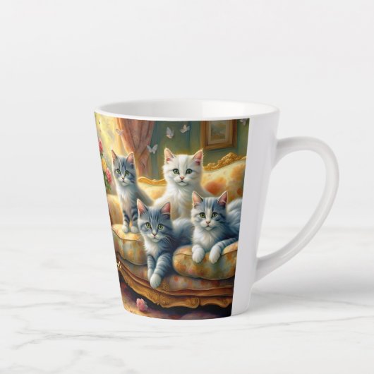 ソファーに寝る猫たち – かわいいヴィンテージの姿 カフェラテマグ (右)