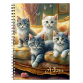 ソファーに寝る猫たち – かわいいヴィンテージの姿 ノートブック (正面)