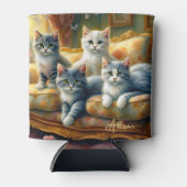 ソファーに寝る猫たち – かわいいヴィンテージの姿 缶クーラー (正面)