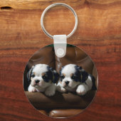 ソファーに座る超かわいい子犬たち 1 キーホルダー (裏面)