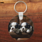 ソファーに座る超かわいい子犬たち 1 キーホルダー (正面)