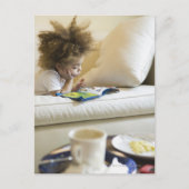 ソファーの混血の男の子の読本 ポストカード (正面)