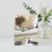 ソファーの混血の男の子の読本 ポストカード (スタンド正面)