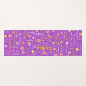 ソフィアの花の名前タイポグラフィ紫 ヨガマット (裏面(横))