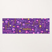 ソフィーの花の名前のタイポグラフィ紫色のピンク ヨガマット (裏面(横))
