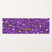 ソフィーの花の名前のタイポグラフィ紫色のピンク ヨガマット (正面(横))