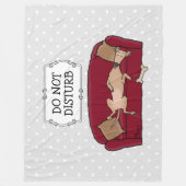 ソフグレイハウンド(子犬)怠惰な眠おもしろいり フリースブランケット (正面)