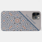 ソフトでミュートされたカラーパターンを持つ「Say Cheese」オーガニック Case-Mate iPhoneケース (裏面(横))