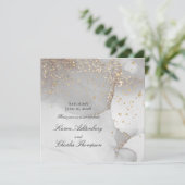 ソフトなグレーと輝くゴールドのモダンウェディング 招待状 (スタンド正面)