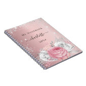 ソフトなバラ色の花柄に銀の葉とグリッター加工の背景に名前とタイトルと年を入れて ノートブック (右側)