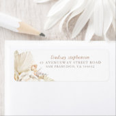 ソフトなパステルカラーの花と乾燥したヤシの葉 ラベル (インサイチュ)