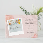 ソフトなパステルカラーの赤ちゃんの必需品 招待状 (スタンド正面)