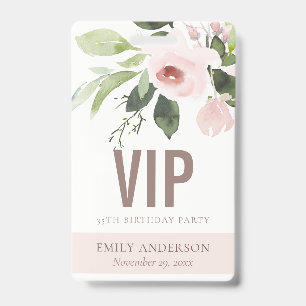ソフトなピンクのバラの花のVIP 誕生日パス すべての年齢 バッジ