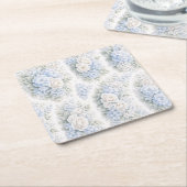 ソフトなブルーとホワイトの水彩花柄エレガントパターン スクエアペーパーコースター (アングル)