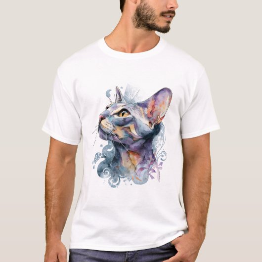 ソフトなラベンダー水彩猫の顔 夢のようなアート Tシャツ (正面)