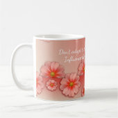 ソフトな桃色とピンクの花のインスピレーション名言 コーヒーマグカップ (左)