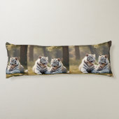 ソフトな森の光の中の白い虎 - エレガント ボディピロー (裏面)