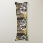 ソフトな森の光の中の白い虎 - エレガント ボディピロー (正面縦)