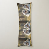 ソフトな森の光の中の白い虎 - エレガント ボディピロー (裏面 (縦))