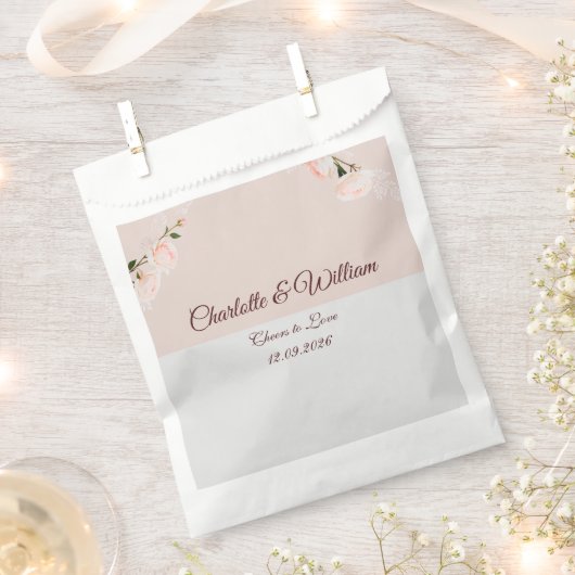 ソフトな紫とグレーの花のデザイン フェイバーバッグ (クリップ留めされた状態)