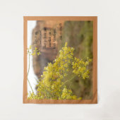 ソフトイエローパロヴェルデ花の砂漠の山 タペストリー (正面)