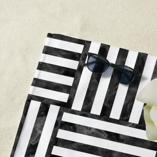ソフトイエローローズブラックとホワイトブロックストライプ ビーチタオル (インサイチュ)