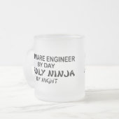 ソフトウェアエンジニアの致命的な忍者 フロストグラスマグカップ (正面左)